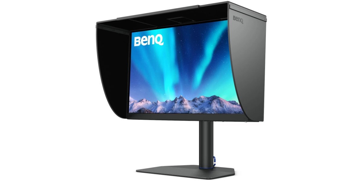 Monitor BENQ PhotoVue SW272U z założoną osłoną ekranu na białym tle.