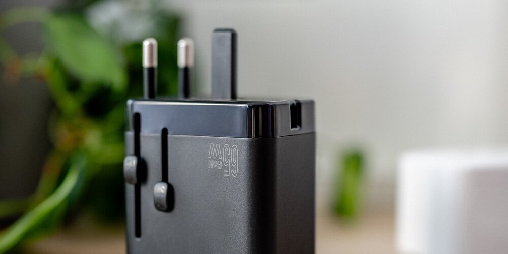 Ładowarka Newell GaN travel adapter 65 W widoczne przełączniki