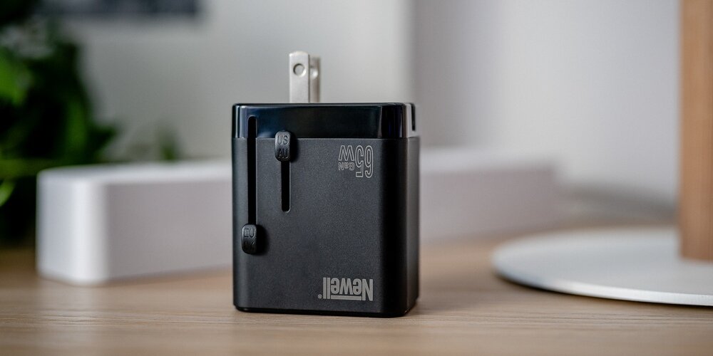 Ładowarka Newell GaN travel adapter 65 W leżąca na stole