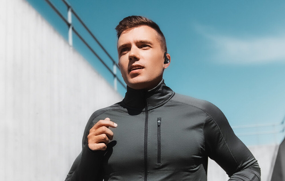 Słuchawki douszne SOUNDPEATS Wings2 - mezczyzna biegnacy z sluchawkami w uszach, design komfort lekkość dźwięk jakość wrażenia słuchowe ergonomia lekkość sport aktywność podróże czas pracy działanie akumulator
