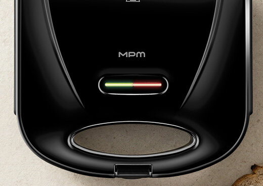 Zbliżenie na diody opiekacza do kanapek MOP-47, jedna świeci się na zielono, druga – na czerwono.