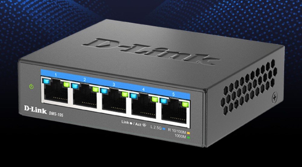Switch D-LINK DMS-105 Ośmioportowy przełącznik sieciowy z widocznymi gniazdami Ethernet z przodu, ponumerowanymi od 1 do 8, na tle niebieskiej grafiki z siatką kropek