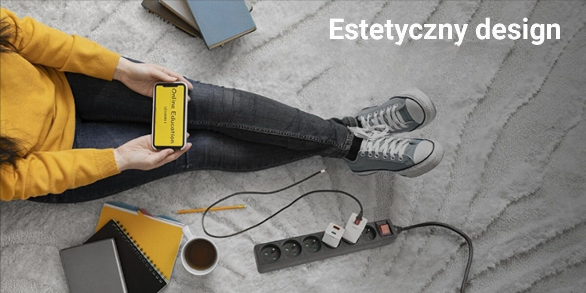 Listwa HAMA Standard 44223709 6GN (3m)
estetyczny wygląd, minimalistyczny wygląd, gładka powierzchnia,
osoba trzymająca telefon, a obok niej zeszyty, kubek oraz produkt z podpiętymi dwiema ładowarkami