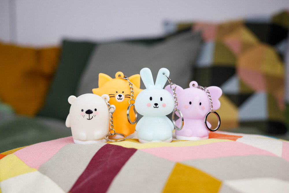 Brelok INNOGIO GIOkeyring Rabbit GIO-152 wygląd design tło prezentacja wizualizacja Małe światło, wielka wygoda