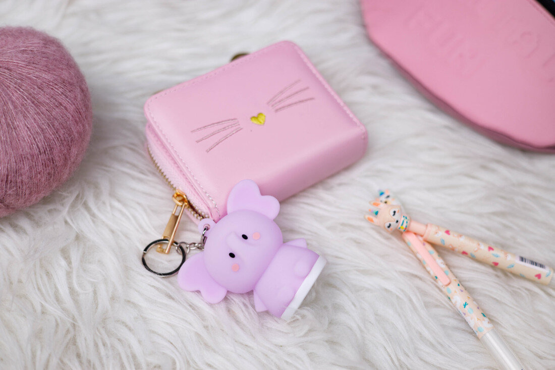 Brelok INNOGIO GIOkeyring Rabbit GIO-152 Kolorowe światło Zabawne kształty zwierzątek 8 barw świecenia praktyczny gadżet zabawa