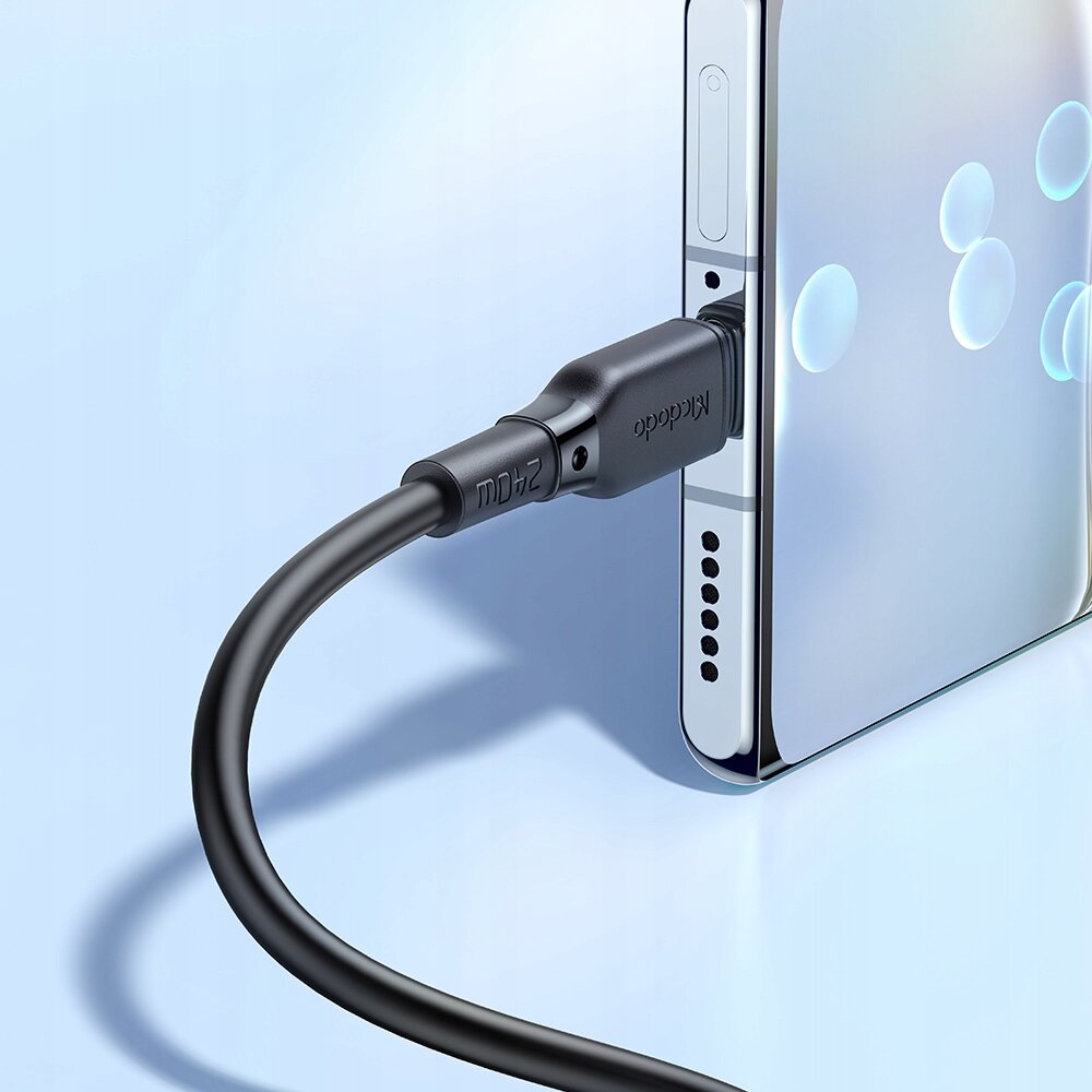 Czarny kabel USB-C podłączony do urządzenia z metaliczną obudową. Na kablu widoczne są napisy \'Mcdodo\' i \'240W\'.
