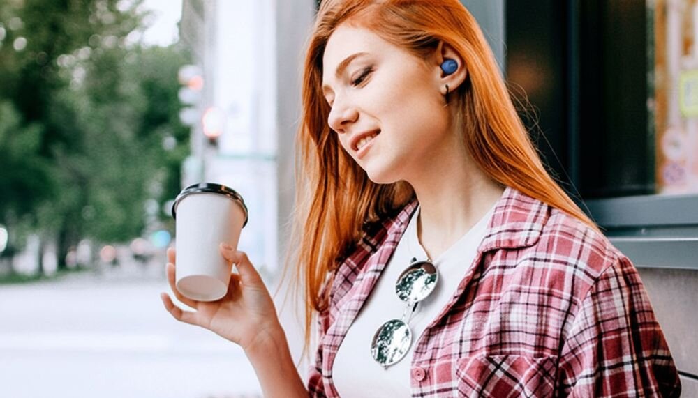 Słuchawki dokanałowe JVC HA-A6TBU, tryb jednej słuchawki, True Wireless, bezprzewodowe słuchanie, osoba z założonymi słuchawkami