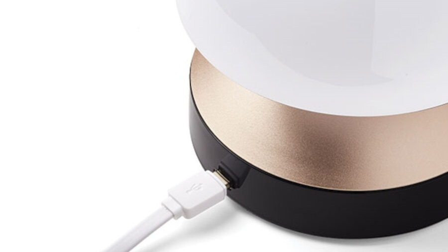 Budzik z lampką Lexon Mina Sunrise  - ładowanie