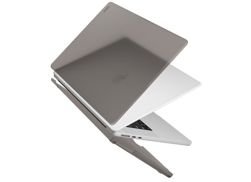 Na obrazie widoczny jest laptop z szarym etui, które jest częściowo otwarte. Na etui znajduje się napis \'UNIQ\'.