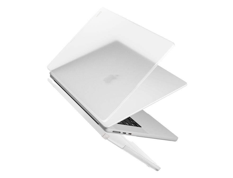 Przezroczyste etui na laptopa jest nałożone na otwartego MacBooka Air 13 cali. Na etui widoczne jest logo \'UNIQ\'.