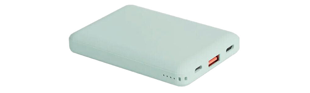 Na obrazie widoczny jest zielony powerbank o prostokątnym kształcie z zaokrąglonymi krawędziami. Posiada dwa porty USB i jeden port USB-C na jednym z boków.