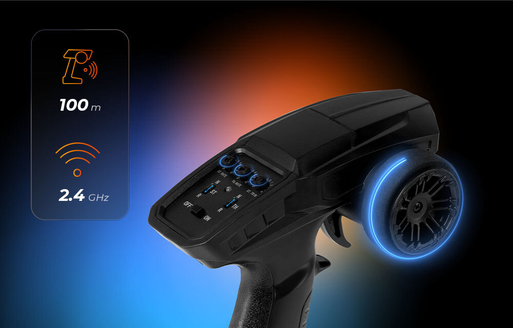 Samochód zdalnie sterowany OVERMAX X-Strike Zbliżenie na czarny kontroler pistoletowy RC, widziany pod kątem, z podświetloną na niebiesko-pomarańczowo tylną częścią i pokrętłem kierownicy. Obok niego ikony: anteny (100m) i fal radiowych (2.4 GHz).