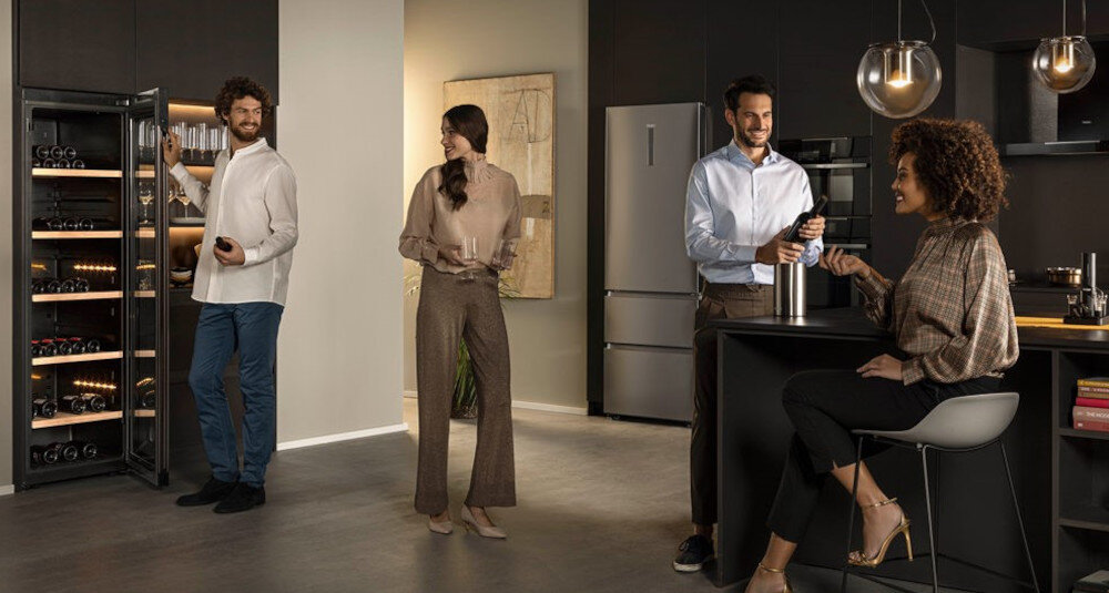 CHŁODZIARKA DO WINA HAIER HWS77DGAU1 wygoda wysuwane drewniane półki