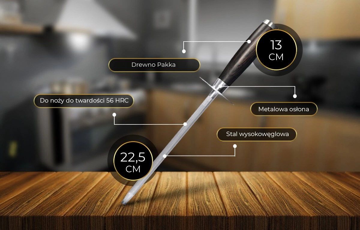Na obrazie widoczna jest musak/stalka z drewnianą rękojeścią i metalową osłoną, wykonana ze stali wysokowęglowej. Obok produktu znajdują się opisy: \'Drewno Pakka\', \'Do noży do twardości 56 HRC\', \'13 CM\', \'22,5 CM\', \'Metalowa osłona\', \'Stal wysokowęglowa\'.
