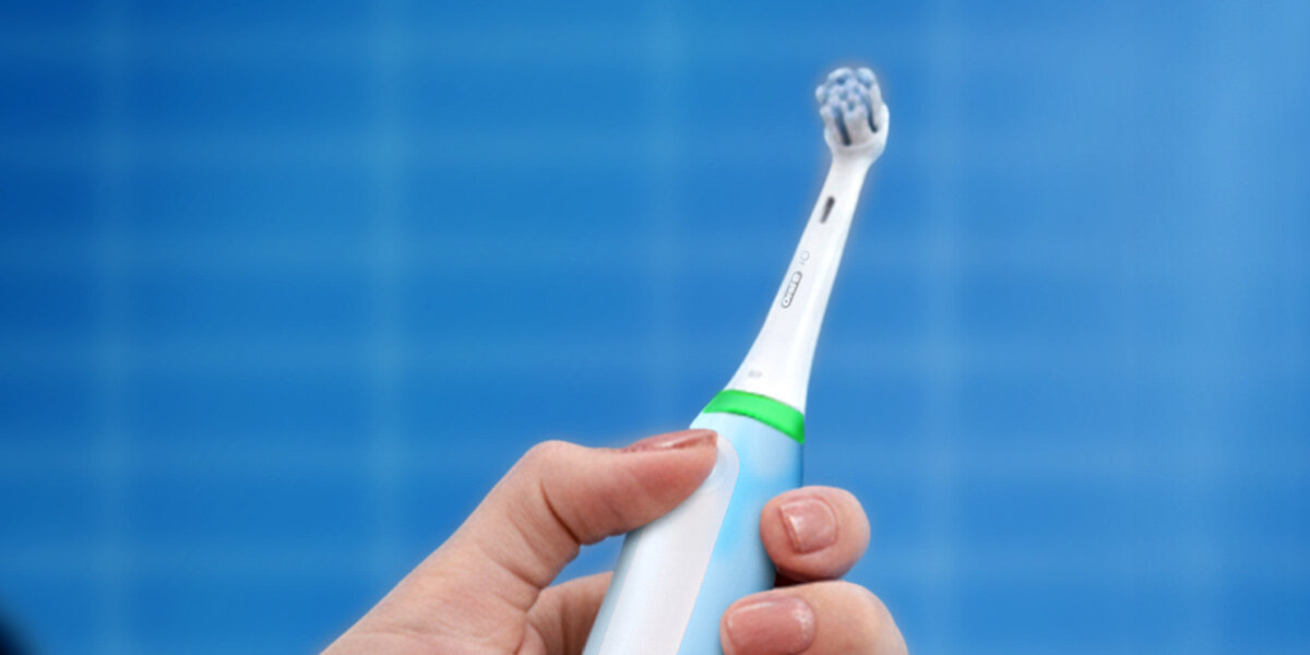 Szczoteczka magnetyczna ORAL-B iO 3 Niebieski zdjęcie lifestyle Dopasuj szczotkowanie 3 tryby szczotkowania Codzienny, Delikatny i Wybielanie 2-minutowy timer  wydajny akumulator litowo-jonowy