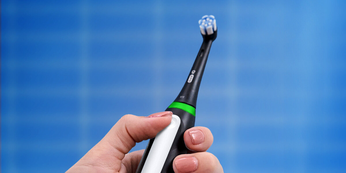 Szczoteczka magnetyczna ORAL-B iO 3 Czarny zdjęcie lifestyle Dopasuj szczotkowanie 3 tryby szczotkowania Codzienny, Delikatny i Wybielanie 2-minutowy timer  wydajny akumulator litowo-jonowy