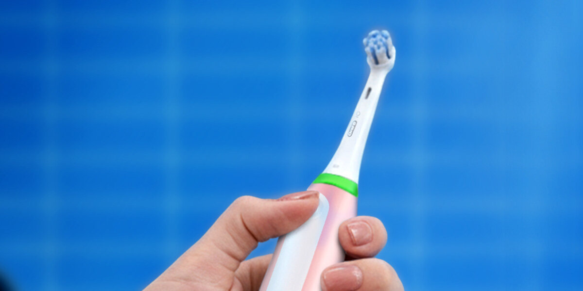 Szczoteczka magnetyczna ORAL-B iO 3 Różowy zdjęcie lifestyle Dopasuj szczotkowanie 3 tryby szczotkowania Codzienny, Delikatny i Wybielanie 2-minutowy timer  wydajny akumulator litowo-jonowy