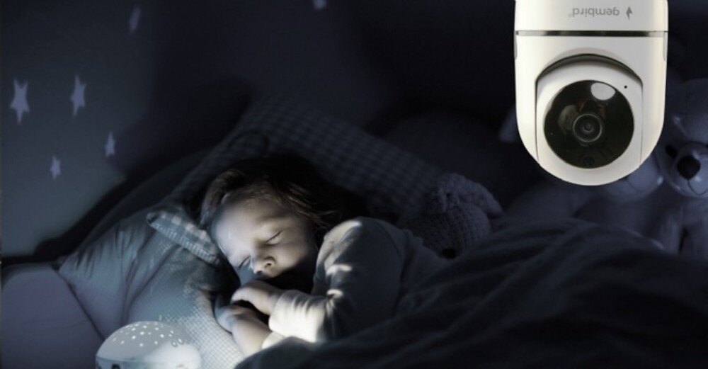Kamera GEMBIRD TSL-CAM-WRHD-02 IR noktowizor podczerwień, kamera na pierwszym planie, dziecko śpiące w łóżku