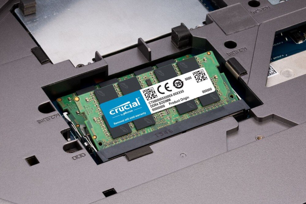 Pamięć RAM CRUCIAL Zielony moduł pamięci komputerowej zamontowany wewnątrz obudowy laptopa, widoczny w gnieździe SODIMM na płycie głównej, opis