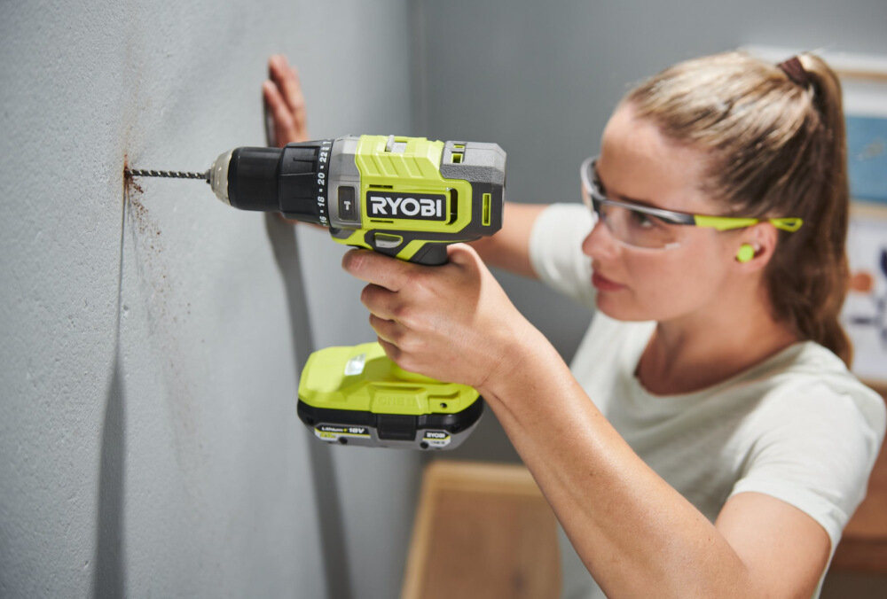 Wiertarko-wkrętarka udarowa RYOBI R18PD31-252TA55 funkcja udaru czestotliwosc do 23400 ud/min praca w betonie murze cegle do 13 mm