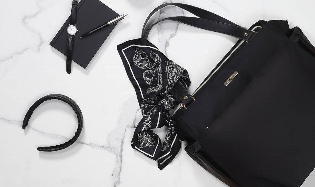 Torba do wózka BABYONO Coco 1516 Czarny torba leży na stole czarny kolor