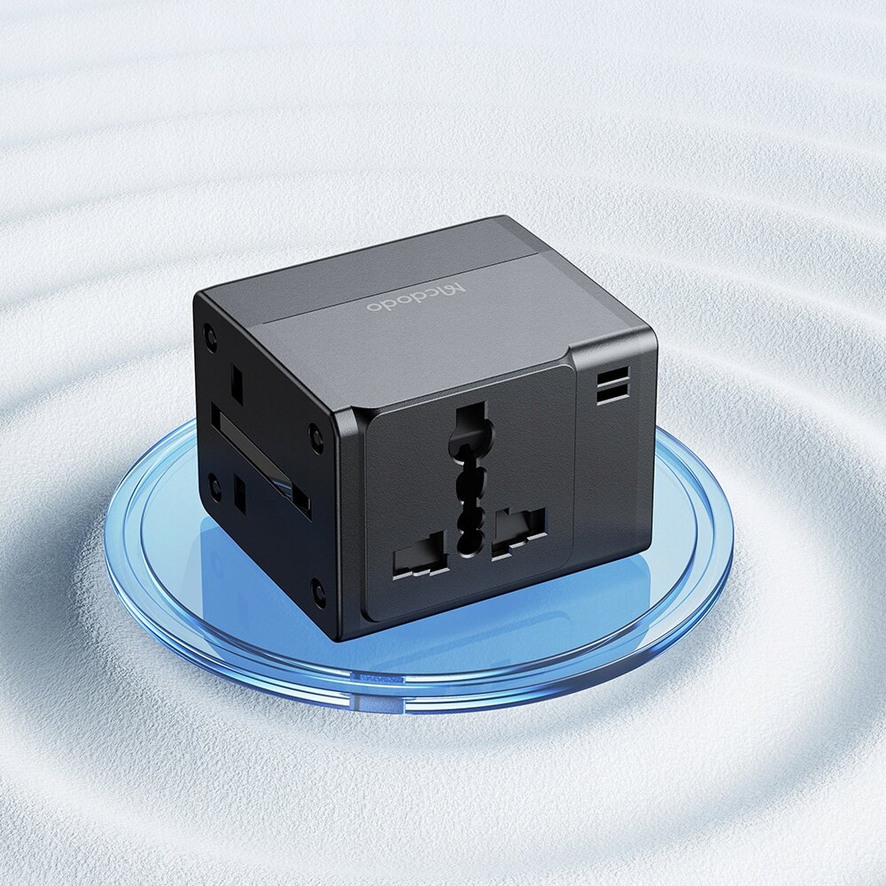 Czarna ładowarka USB z różnymi typami gniazd, umieszczona na niebieskiej, przezroczystej podstawce. Na urządzeniu widoczne jest logo \'Mcdodo\'.
