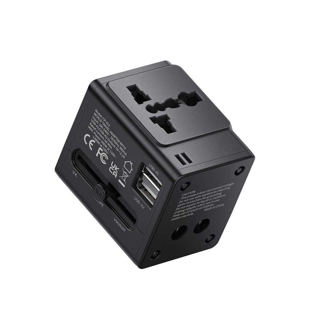 Czarny adapter podróżny z różnymi gniazdami i portami USB. Na powierzchni widoczne są oznaczenia CE, FCC oraz tekst ostrzegawczy w języku angielskim.