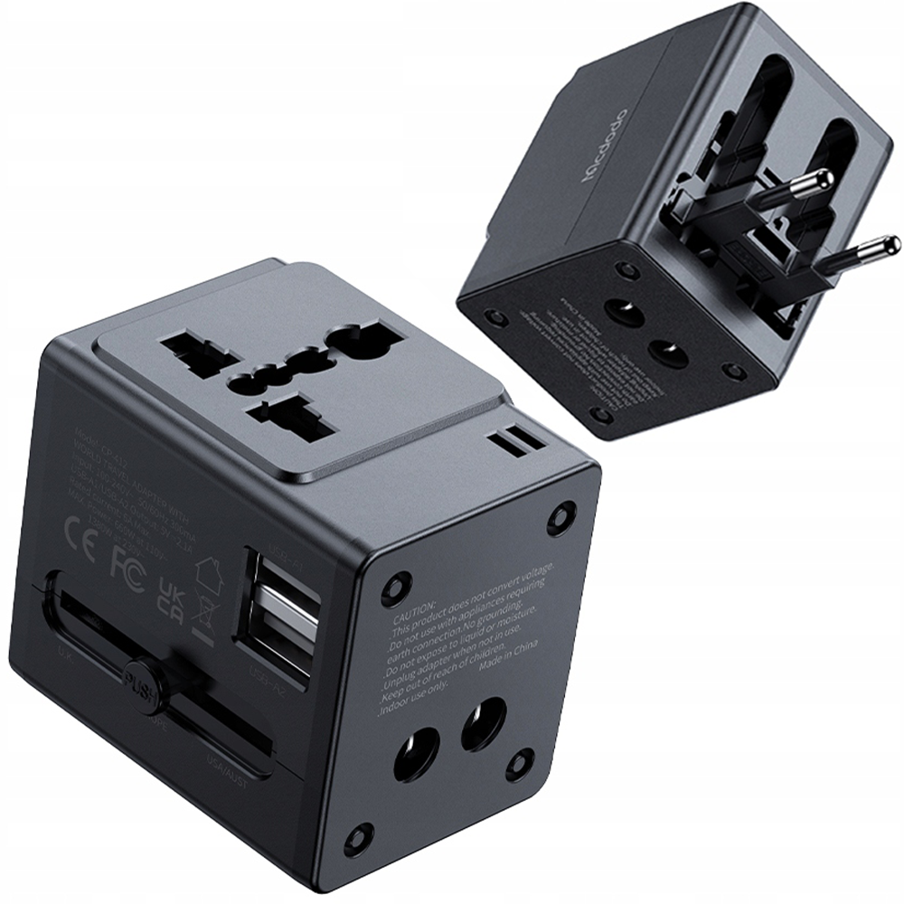 Na obrazie widoczna jest czarna ładowarka USB z adapterem, posiadająca różne typy wtyczek. Na urządzeniu znajdują się oznaczenia CE, FCC, UKCA oraz tekst ostrzegawczy w języku angielskim.