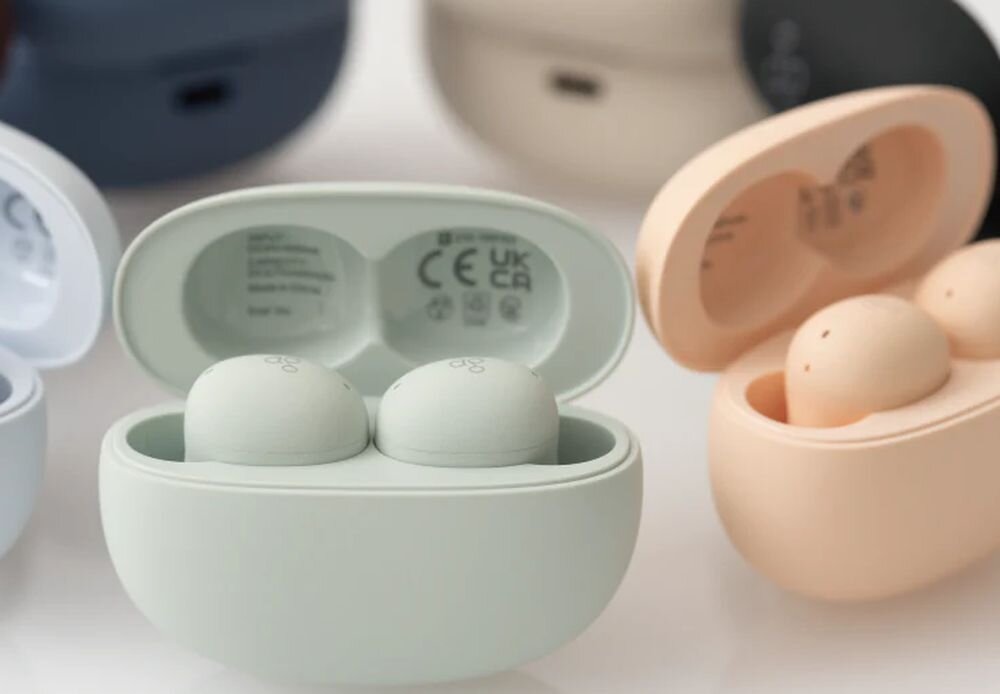 FINAL AUDIO Ag Uzura ANC słuchawki Bluetooth automatyczne parowanie szybkie łączenie z telefonem etui ładujące, różne wersje kolorystyczne słuchawek dokanałowych z etui ładującym na białym blacie