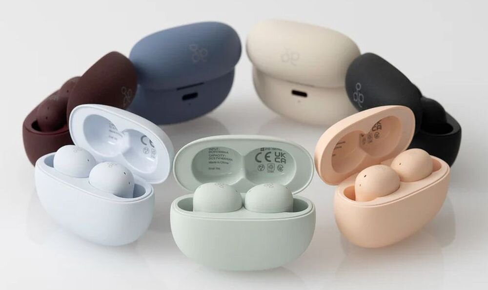 FINAL AUDIO Ag Uzura ANC słuchawki dokanałowe True Wireless Bluetooth ANC komfortowe dopasowanie i mobilne etui ładujące, różne wersje kolorystyczne słuchawek dokanałowych z etui ładującym na białym blacie