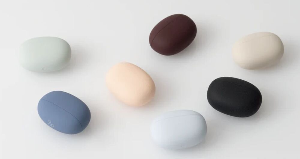 FINAL AUDIO Ag Uzura ANC słuchawki True Wireless IPX4 mikrofon rozmowy telefoniczne Bluetooth, różne wersje kolorystyczne etui ładujących na białym blacie