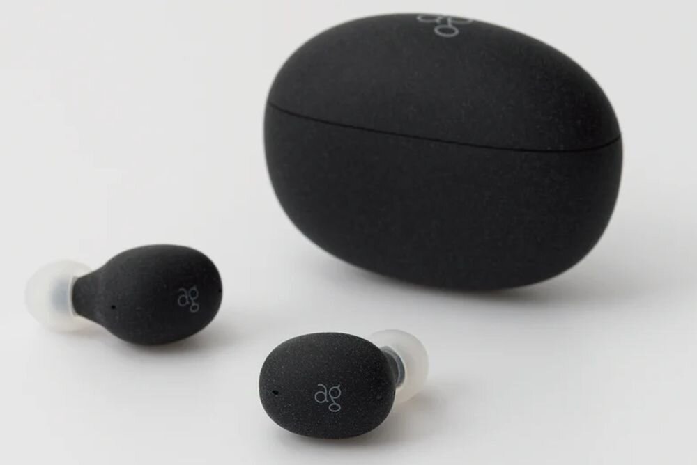 FINAL AUDIO Ag Uzura ANC słuchawki dokanałowe czas pracy do 35 godzin etui ładujące USB-C akumulator 490 mAh, słuchawki dokanałowe z etui ładującym na białym blacie