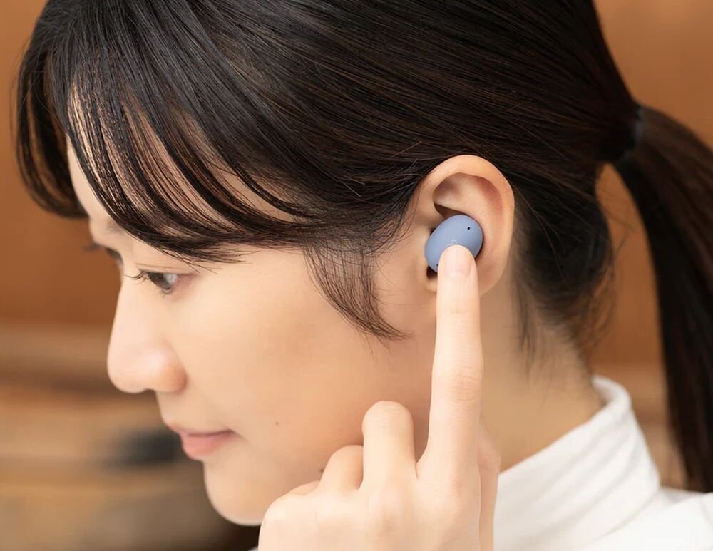 FINAL AUDIO Ag Uzura ANC słuchawki Bluetooth dynamiczne przetworniki 20-20000 Hz wysokiej jakości dźwięk ANC, osoba z założonymi słuchawkami dokanałowymi