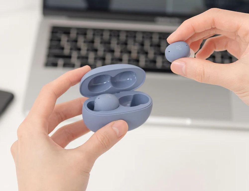 FINAL AUDIO Ag Uzura ANC słuchawki True Wireless aktywna redukcja szumów ANC naturalne dźwięki otoczenia, osoba wciągająca słuchawki z etui ładującego