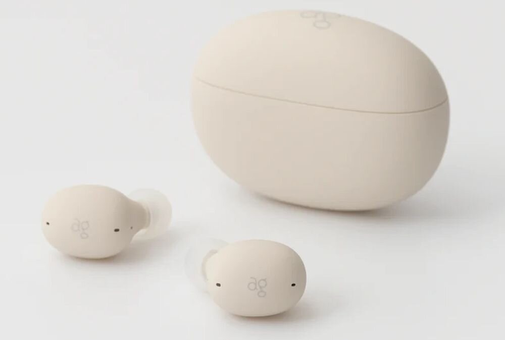 FINAL AUDIO Ag Uzura ANC słuchawki dokanałowe czas pracy do 35 godzin etui ładujące USB-C akumulator 490 mAh, słuchawki dokanałowe z etui ładującym na białym blacie