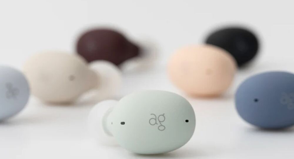 FINAL AUDIO Ag Uzura ANC słuchawki dokanałowe 3D fit dopasowanie wkładki FINAL Type E pięć rozmiarów komfort użytkowania, różne wersje kolorystyczne etui ładujące na białym blacie