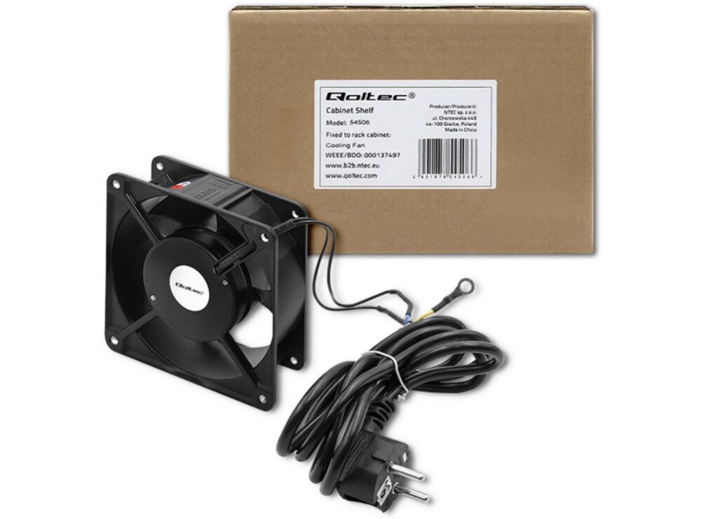 Wentylator do szaf RACK QOLTEC 54506 Na pierwszym zdjęciu widać czarny wentylator z kablem zasilającym zakończonym wtyczką, ułożony obok kartonowego pudełka z etykietą zawierającą nazwę producenta i model urządzenia, opis