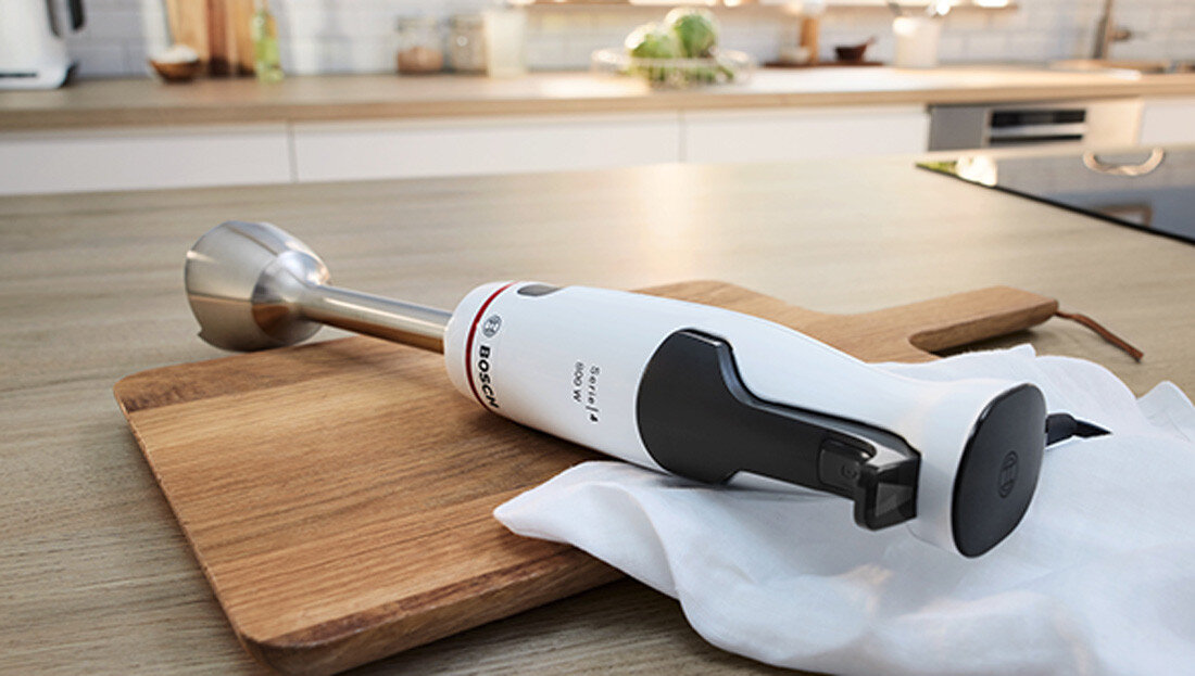 Blender ręczny ErgoMaster Serie 4 blender w pozycji leżącej, mechanizm odblokowujący, zintegrowana blokada