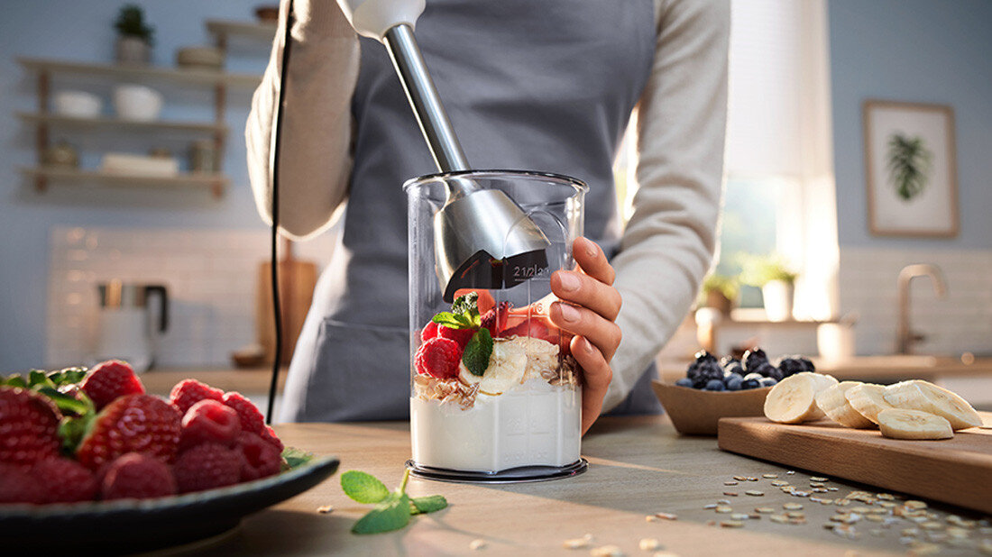 Blender ręczny ErgoMaster Serie 4 blender w użyciu, praktyczny pojemnik, oszczędność czasu 