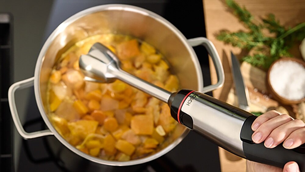 Blender BOSCH ErgoMaster MSM6M621 blender w użyciu, komfortowa praca, kontrola prędkości, skuteczność