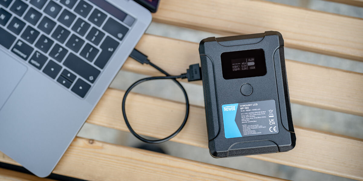 Akumulator NEWELL 10500 mAh do BP-150 LCD V-Mount, imponujące, pojemność, długotrwałe, zasilanie, akumulator leżu na deskach i zasila laptopa obok