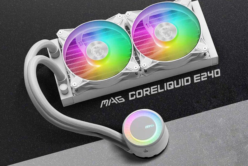 Chłodzenie wodne MSI MAG CoreLiquid E240 Chłodzenie wodne z dwoma wentylatorami z podświetleniem RGB leży na ciemnym tle. Obok widoczna jest pompka z logo i napisem 'MAG CORELIQUID E240', opis
