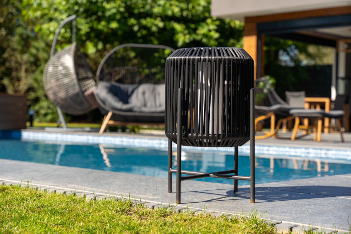 Lampa solarna MIRPOL Helsinki 631.0385.00, światło, klasa, lampy, stojak, lampa stoi na tarasie basenu ogrodowego w tle meble