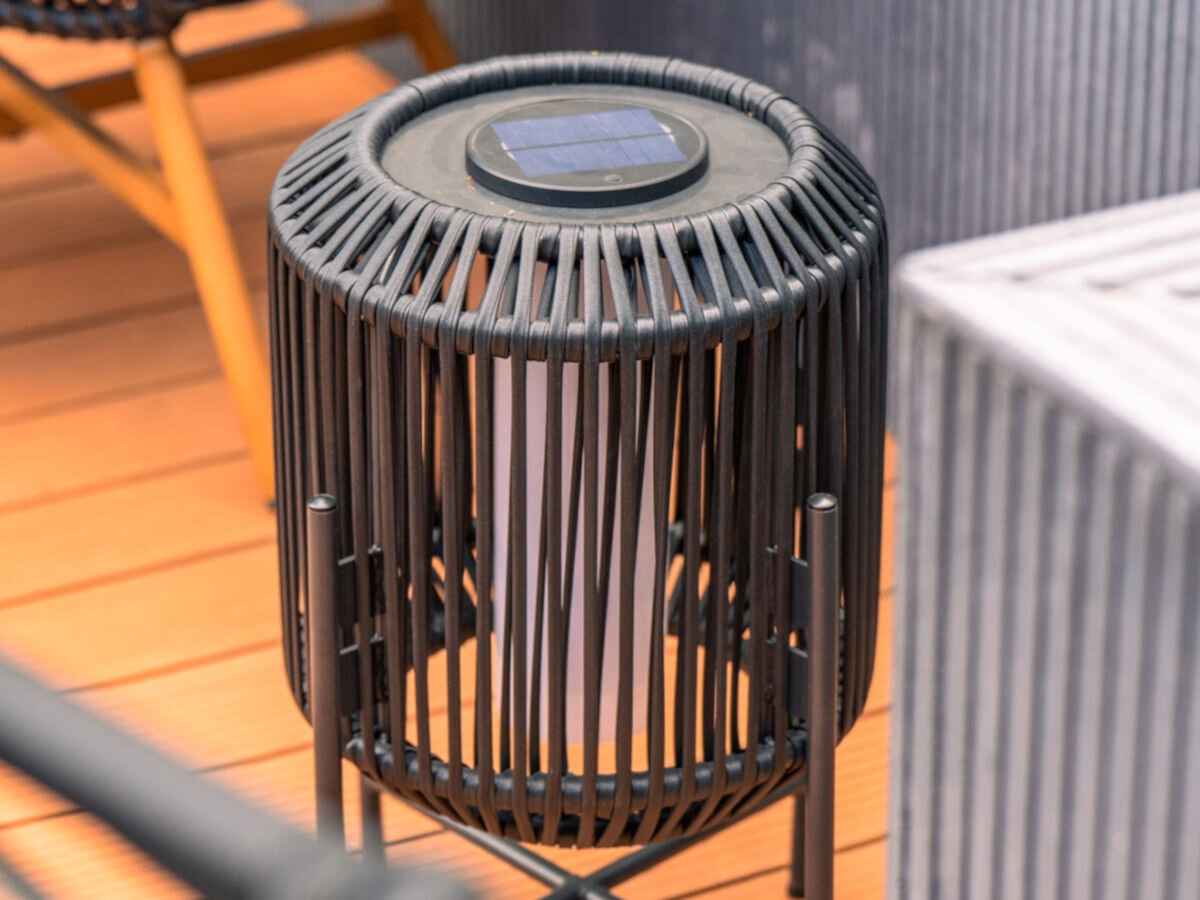 Lampa solarna MIRPOL Helsinki 631.0385.00, diody, LED, światło, prąd, w tle taras, lampa stoi na tarasie pokazana od góry z panelem ładującym