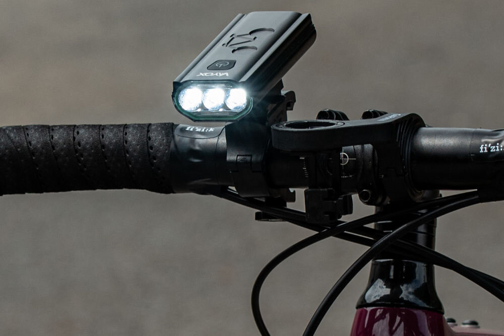 Lampka rowerowa VAYOX VA0112 zamontowana z przodu roweru włączone światłozasięg do 125 m moc 980 lumenów tryby świecenia