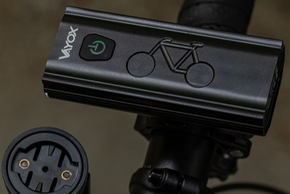 Lampka rowerowa VAYOX VA0112 zamontowana na rowerze czas działania do 8,3 godzin ładowanie usb-c czas ładowania