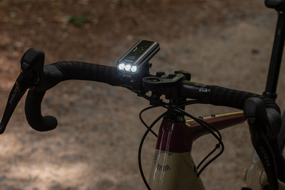 Lampka rowerowa VAYOX VA0112 zamontowana na rowerze norma ipx4 odporna na zachlapanie