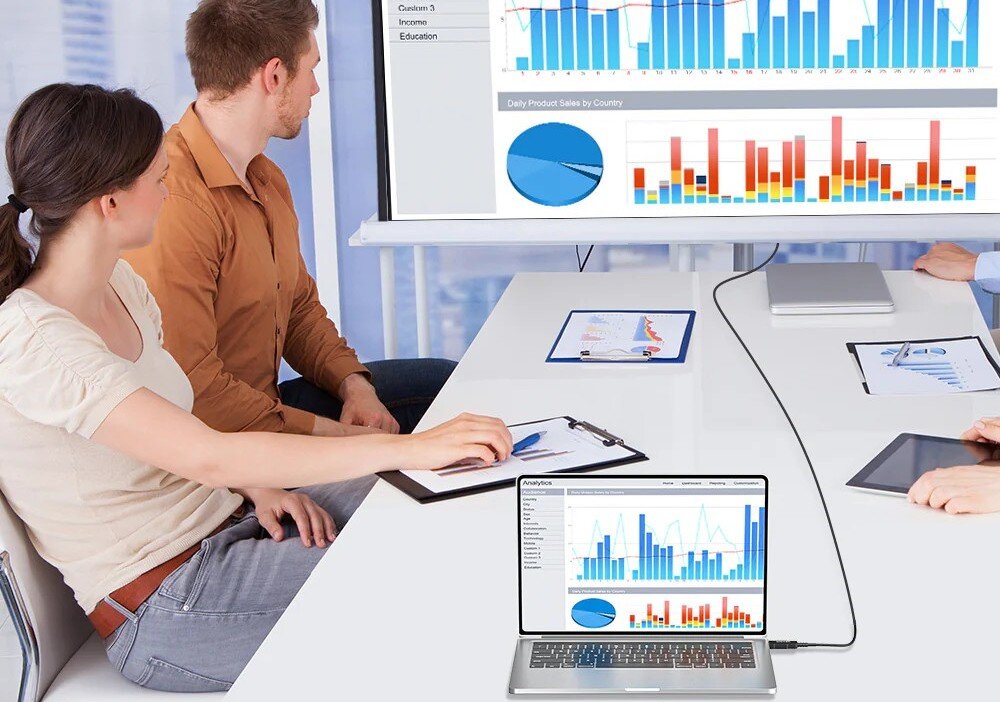 Kabel optyczny HDMI HDMI UNITEK 25 m 4K 60Hz długi przewód audio video światłowodowy, osoby siedzące na spotkaniu biznesowym, laptop podłączony kablem do ekranu projekcyjnego