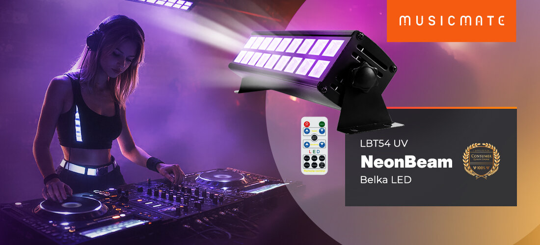 Belka LED MUSICMATE LBT54 UV NeonBeam 54W światło UV efekt neonowy klubowa atmosfera na scenie i parkiecie, osoba obsługująca kontroler DJ z założonymi słuchawkami