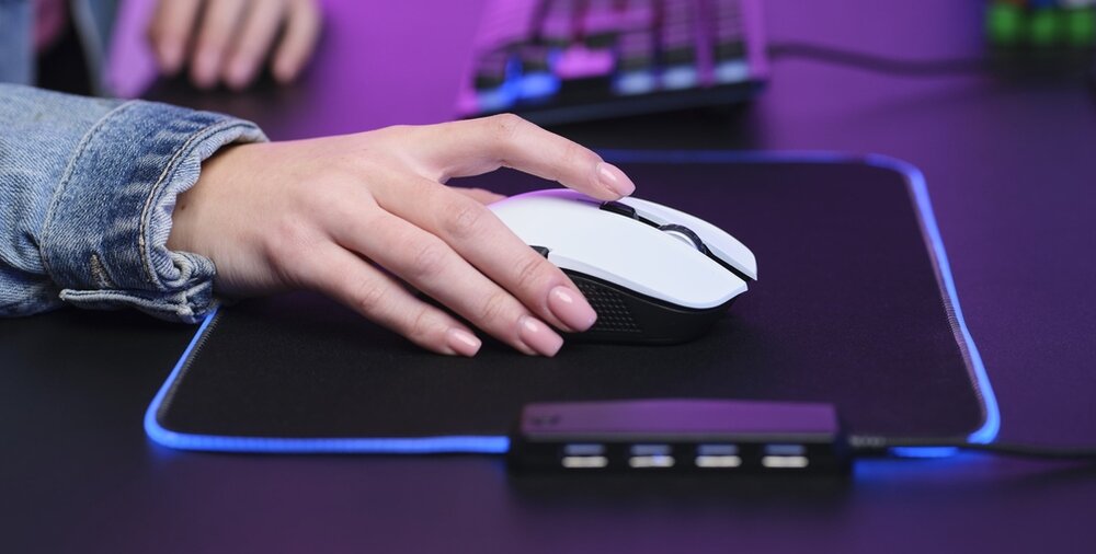 Mysz TRUST GXT 923 YBAR RGB lekkość przewodowa bezprzewodowa podświetlenie działanie konstrukcja przyciski konfiguralne sensor optyczny połączenie rozgrywka komfort